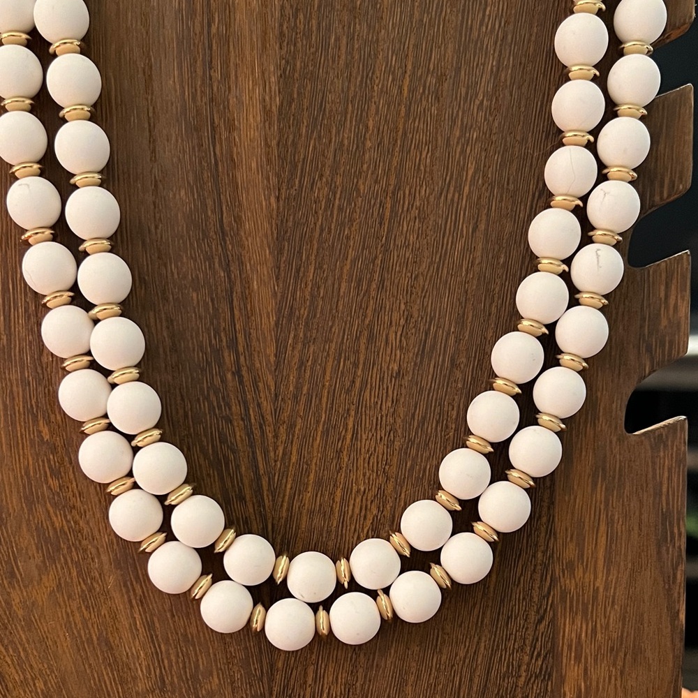 3/$18 Elegant White and Gold Beaded Necklace Lot 1056